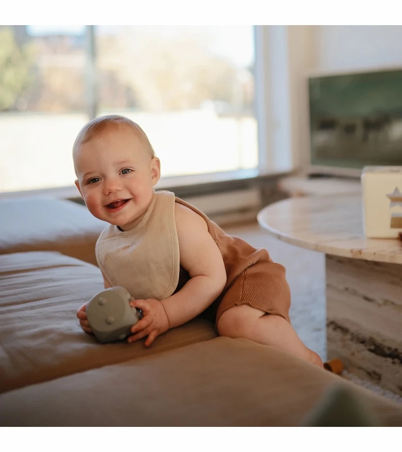 Mushie Muslin Bib, 2 Pack - Tan / Fog 4 Mushie Muslin Bib, 2 Pack - Tan / Fog - Image 2