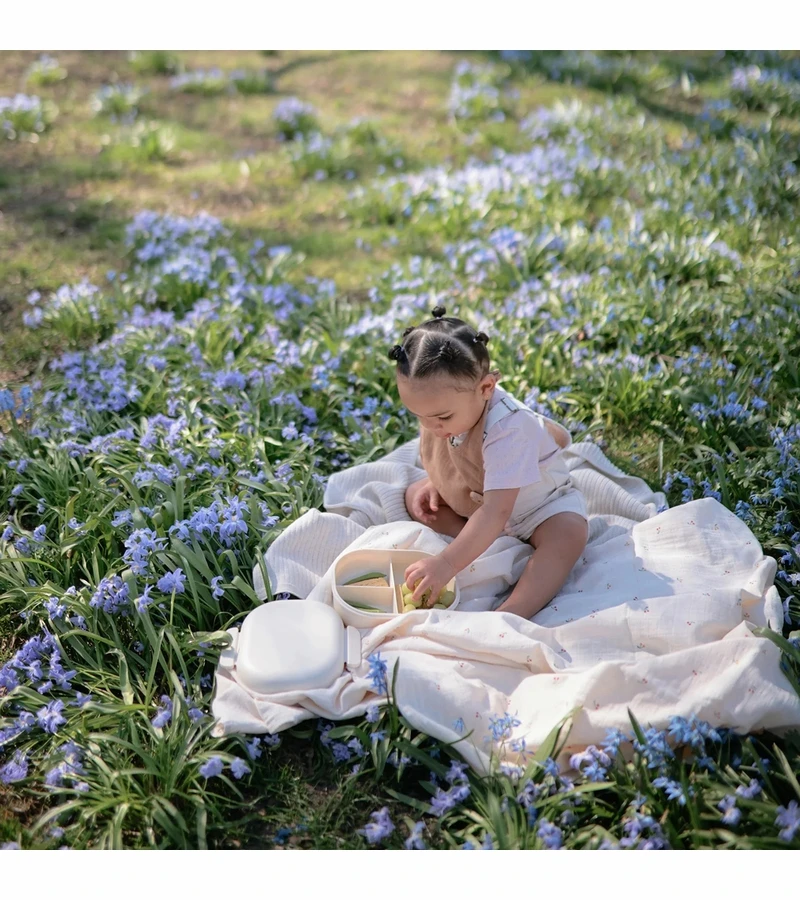 Mushie Muslin Bib, 2 Pack - Tan / Fog 5 Mushie Muslin Bib, 2 Pack - Tan / Fog - Image 3